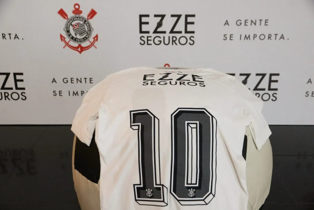 Camiseta do Corinthians com a estampa do novo patrocinador (Imagem: Divulgação/Ezze)