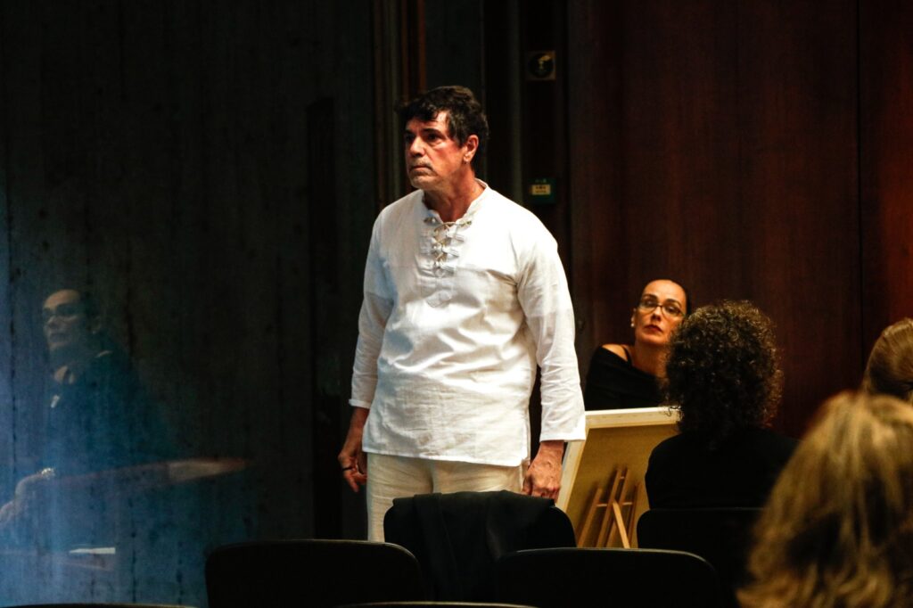 Paulo Antunes leva ao palco um espetáculo que funde teatro e literatura - Crédito da foto: Juliana Portela