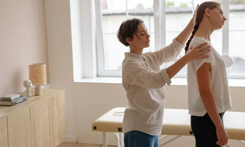 Profissional de saúde avaliando postura de paciente em consultório.